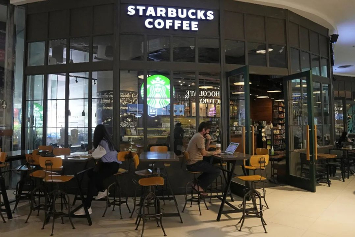 〓 顾客在星巴克店内工作学习。图 / 视觉中国