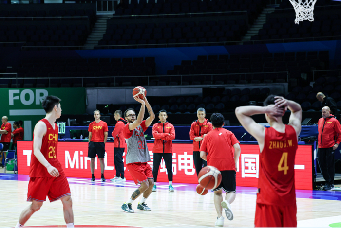 ▲8月24日，中国队球员李凯尔（中）进行投篮训练。图/新华社