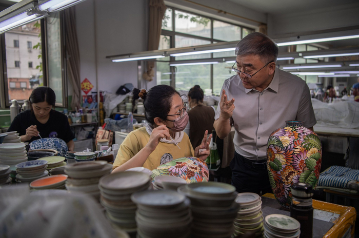 一件景泰蓝从设计稿到成品,要经过多道工序,一二十位匠人之手.