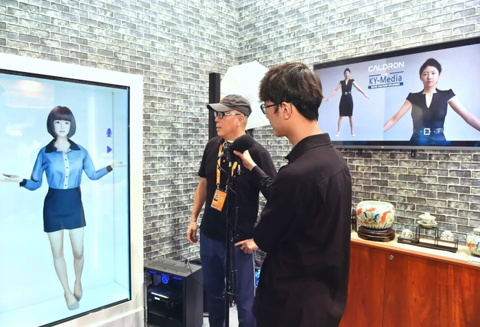 图为现场参观者与超写实数字人互动。宋家儒摄