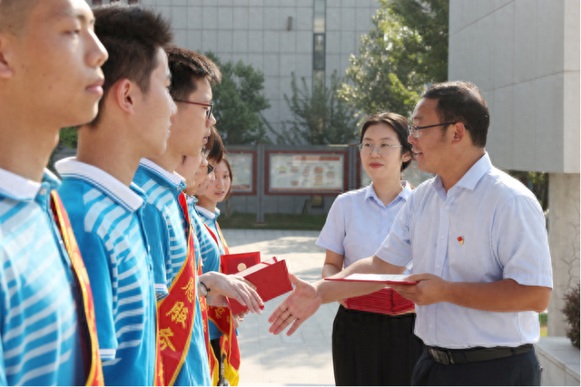 李静为"十佳三好学生标兵"颁奖副校长周俊宣读学生表扬文件襄阳四中