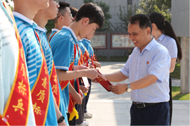 李静为"十佳三好学生标兵"颁奖副校长周俊宣读学生表扬文件襄阳四中