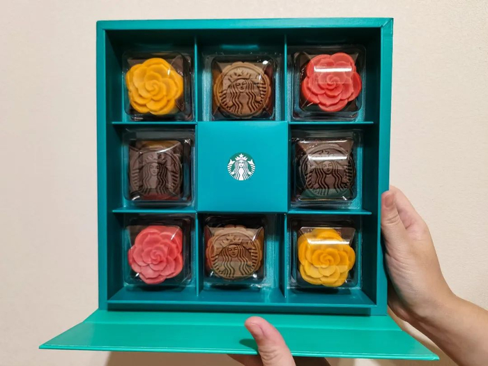 〓 2022年中秋节，星巴克推出精美的咖啡月饼和软心流沙奶黄月饼。图 / 视觉中国