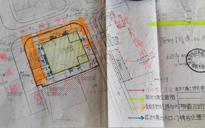 刘春霞在昌达大厦详规图上用橘黄色标出刘彬霸占的土地。  受访者供图