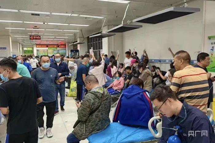 9月2日晚，内蒙古医院的门诊人满为患（央广网发 受访对象供图）