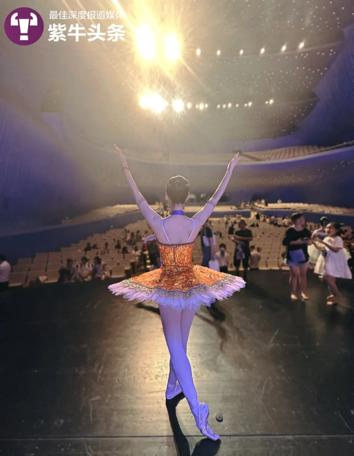 舞台上的赖燕欢舞步轻盈