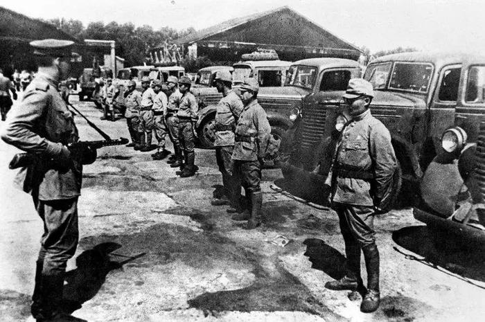 1945年8月，苏联红军出师我国东北，图为向苏联红军集体缴械投降的日本汽车部队。图源：新华社