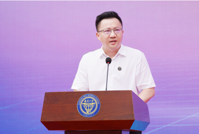 南京市第一中学校长朱焱以"潮平两岸阔 风正一帆悬"为主题他说:"我想