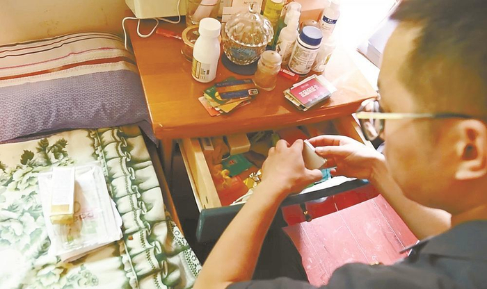     在她的暂住地，共搜查出16张银行卡以及50余万元的存款