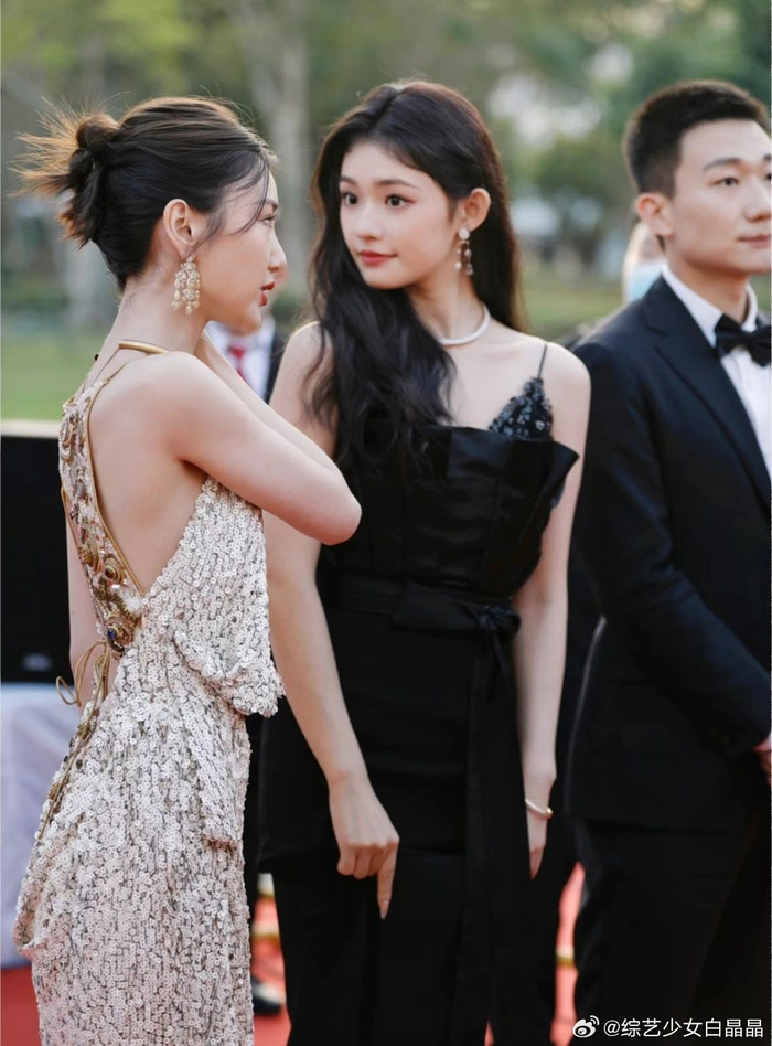 林允单看平平无奇合照没输过|林允_新浪新闻