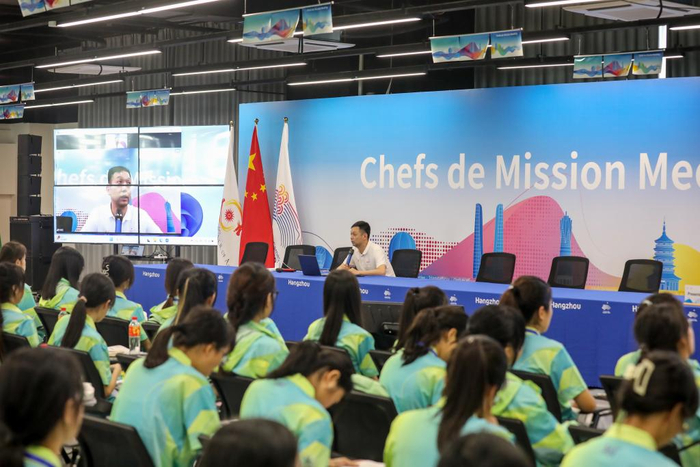 　　9月2日，浙江外国语学院的志愿者们聆听课程讲座。（姚竣仁 摄）