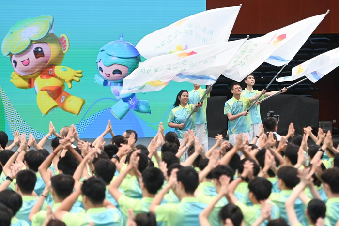 　　8月24日，杭州亚运会赛会志愿者“小青荷”在出征仪式上。新华社记者黄宗治 摄