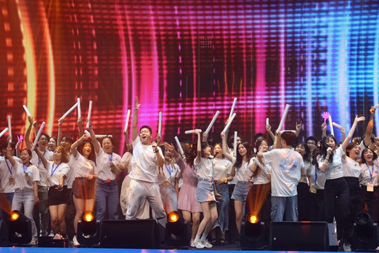     决赛现场，选手们合唱歌曲《我们都是追梦人》。主办方供图