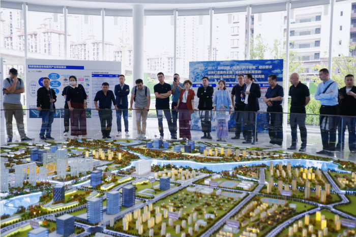 企业家们在昆明高新区参加招商推介活动。胡妤雅 王毅 摄