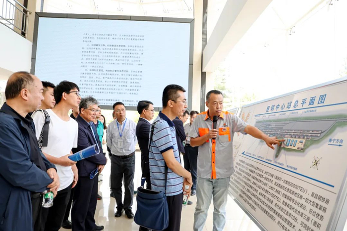 实地考察中铁联集昆明中心站。胡妤雅 王毅 摄