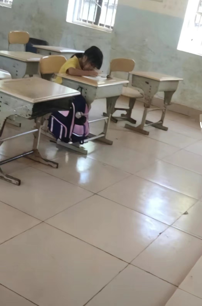 9月1日，女孩独自一人在教室学习。  网络视频截图