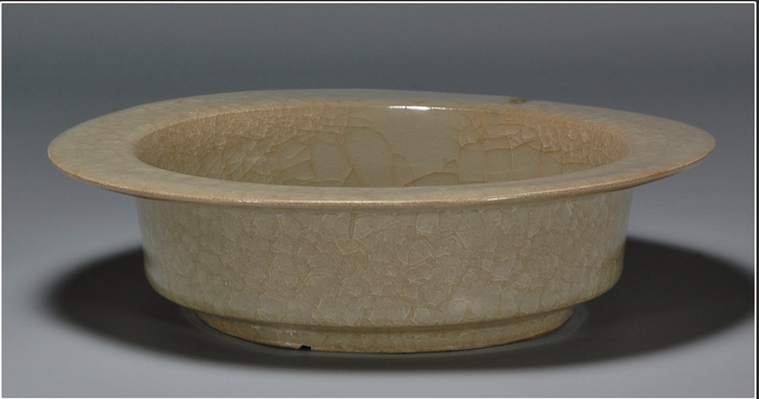 米色青瓷洗，官窑， 南宋，高5.4cm、口径19.7cm　底径11.4cm  南宋