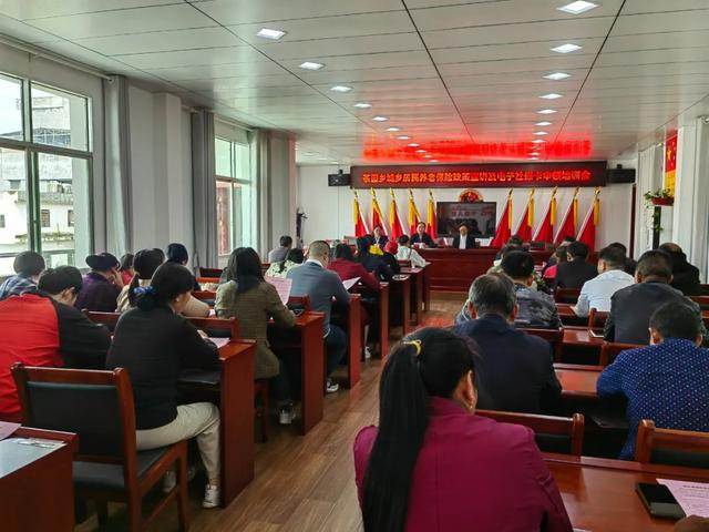 江西兴国县社保中心干部在茶园乡举办城乡居民基本养老保险政策宣讲及电子社保卡申领培训会。 康冬梅 王正浩 摄