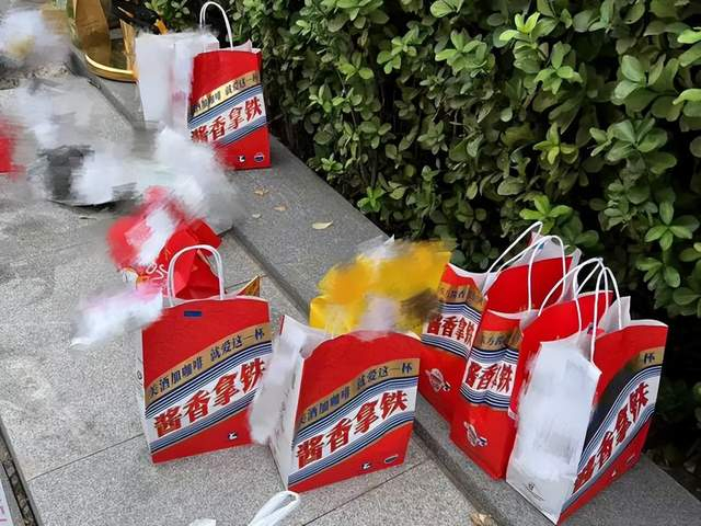 图/月月公司隔壁大楼楼底下的外卖点；来源/月月提供