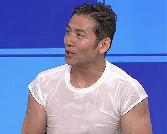 tvb前知名男星湿身后走光,44寸胸肌抢镜,获封"中老天花板"|唐文龙|tvb