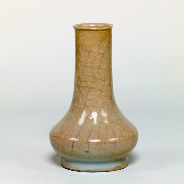 米色青瓷瓶，官窑，南宋，高21.6cm、 底径10.1cm 