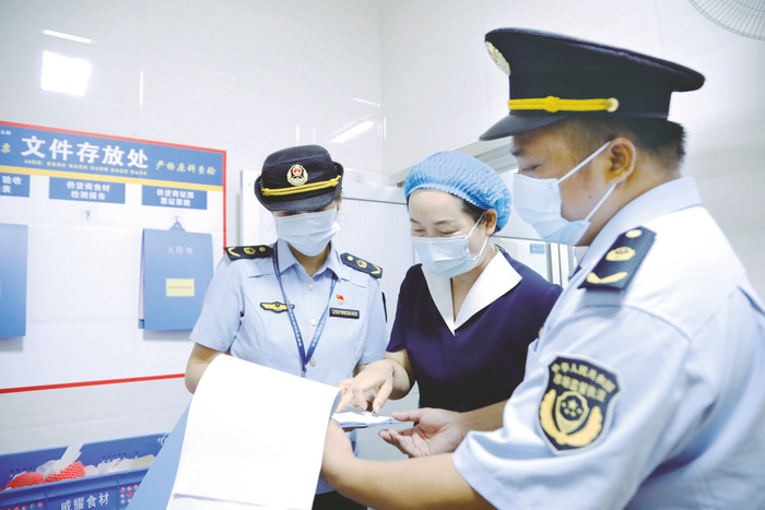     南宁市市场监管局经开分局执法人员对学校食堂落实各项食品安全制度情况进行检查。 （何正君 摄）