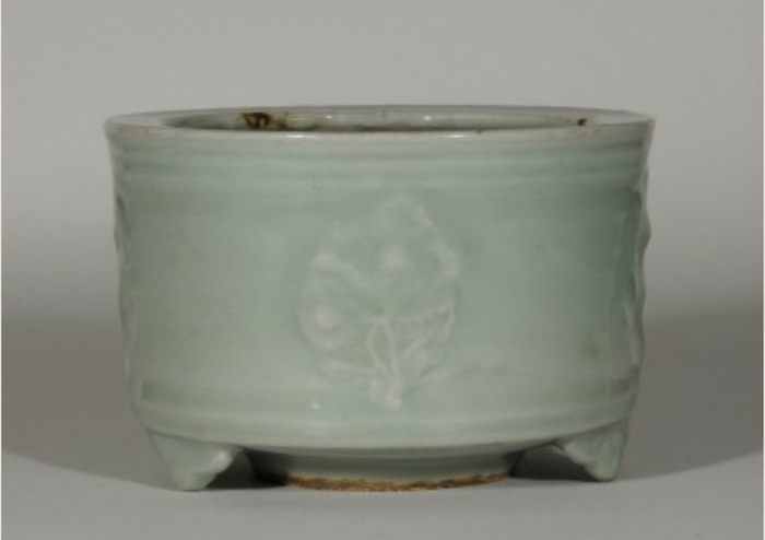 青瓷贴花文香炉，南宋，龙泉窑，13世纪，高9.2cm、口径14.2cm