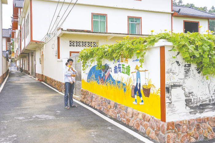     在五塘镇，“美丽乡村墙绘”已成为沙平村秀平坡一道靓丽的风景线。 本报记者黄维业 摄