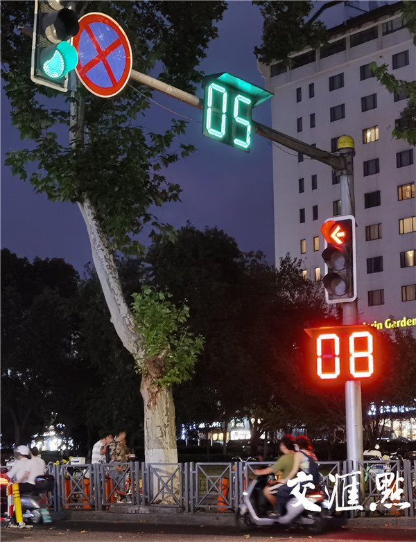 长达近一米 南京超大红绿灯火出圈