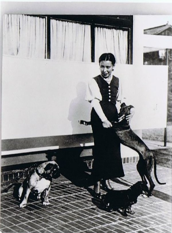 30多岁的宇野千代在新建的白色洋房前