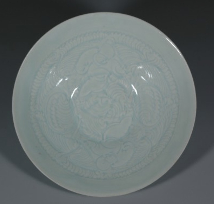 青白瓷文钵，景德镇窑，北宋，高 5.5cm　口径19.8cm