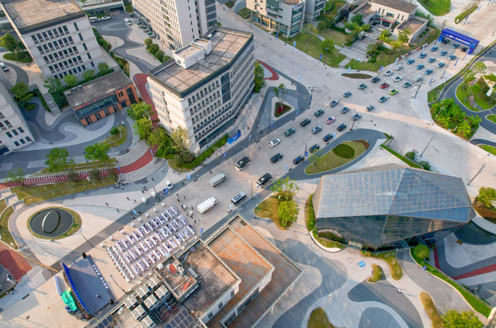 9月3日，50余辆智能网联新能源汽车在科学谷数智科创园集中发车。雷键 摄