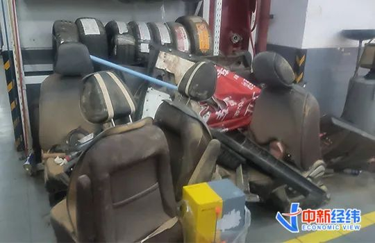 ▲维修过程被拆解下的汽车座椅 图片来源：受访者供图