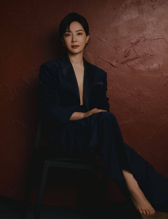 女强人的感觉上增添几分性感,不仅是一种大胆尝试,更是陈数高超的时尚