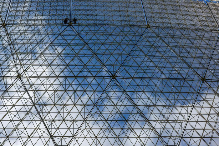 2022年7月22日，工作人员对“中国天眼”的反射面板进行维护保养（维护保养期间拍摄）。新华社记者 欧东衢 摄