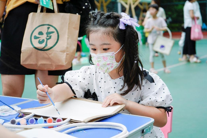 （在社区举办低碳游园活动）