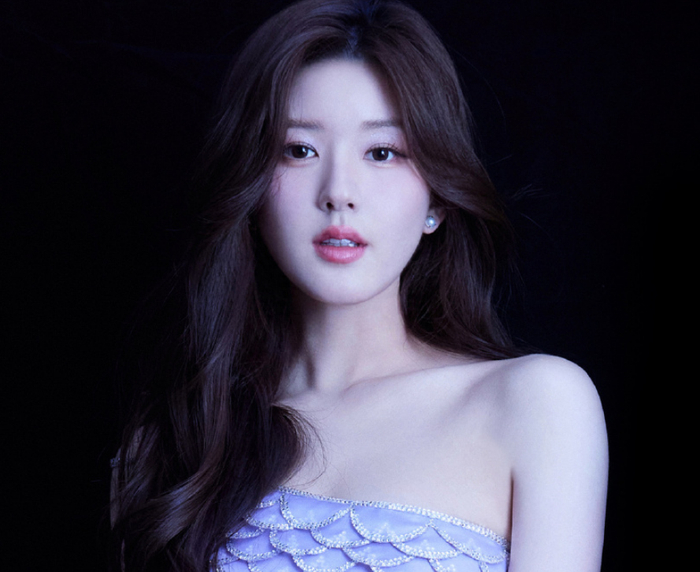 但粉丝也放出了2021-2023年赵露思颜值的对比图,坚称赵露思是"妈生鼻"