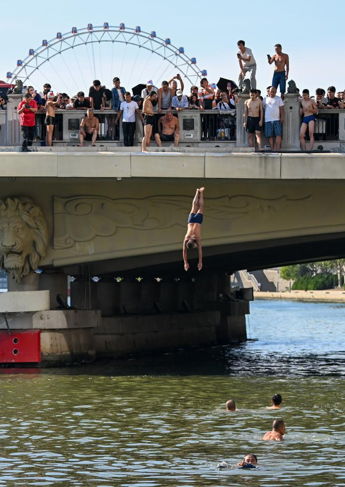 　　8月29日，天津海河上，一位“大爷”从狮子林桥跳入水中。新华社记者 孙凡越 摄