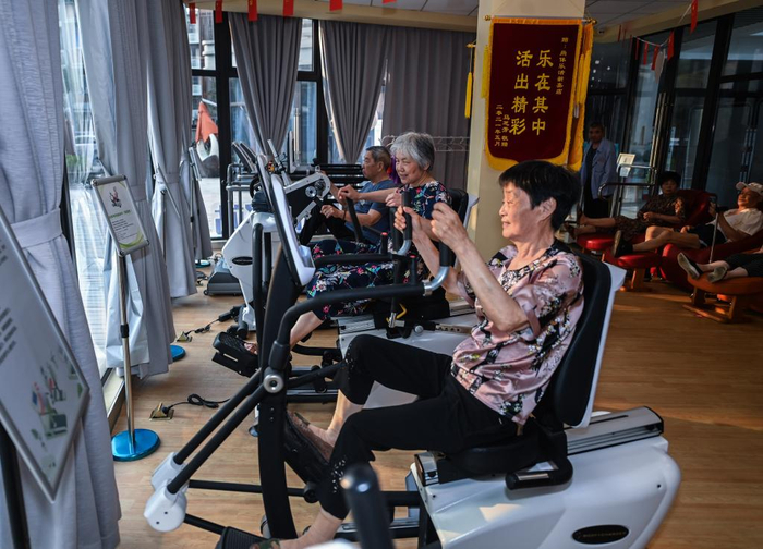 　　6月14日，在浙江省嘉兴市南湖区新嘉街道电子社区邻里中心的长者运动健康之家内，老人们在进行器械锻炼。新华社记者 徐昱 摄