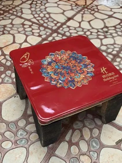 网友晒出自家爸爸用月饼盖改做的小凳子（图/小红书@小七）