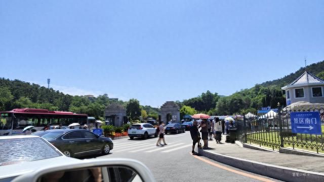 不如开车上到海之韵公园的山顶,直接俯瞰棒棰岛