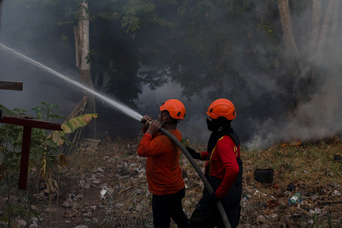9月5日,消防员在巴西亚马孙州伊兰杜巴的森林火灾现场工作.