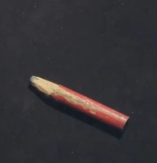 △小萝卜头的铅笔