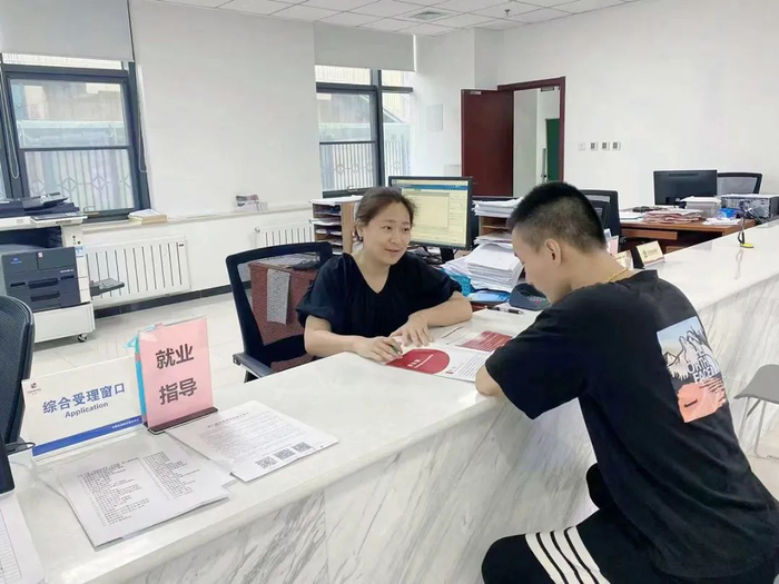 职业指导师为求职者提供就业指导。