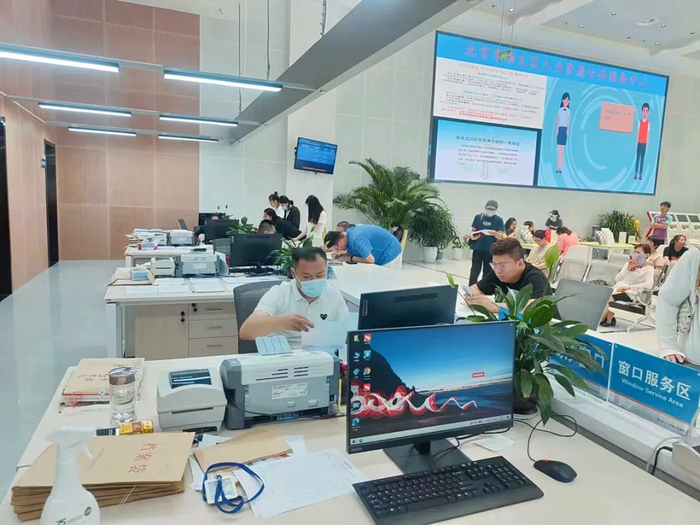 顺义区公服中心窗口工作人员为市民办理业务。