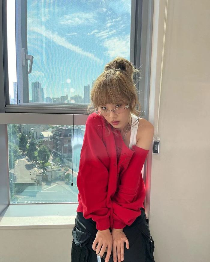 南韩女歌手bibi捧脸热吻台下女粉丝男粉真的好羡慕啊