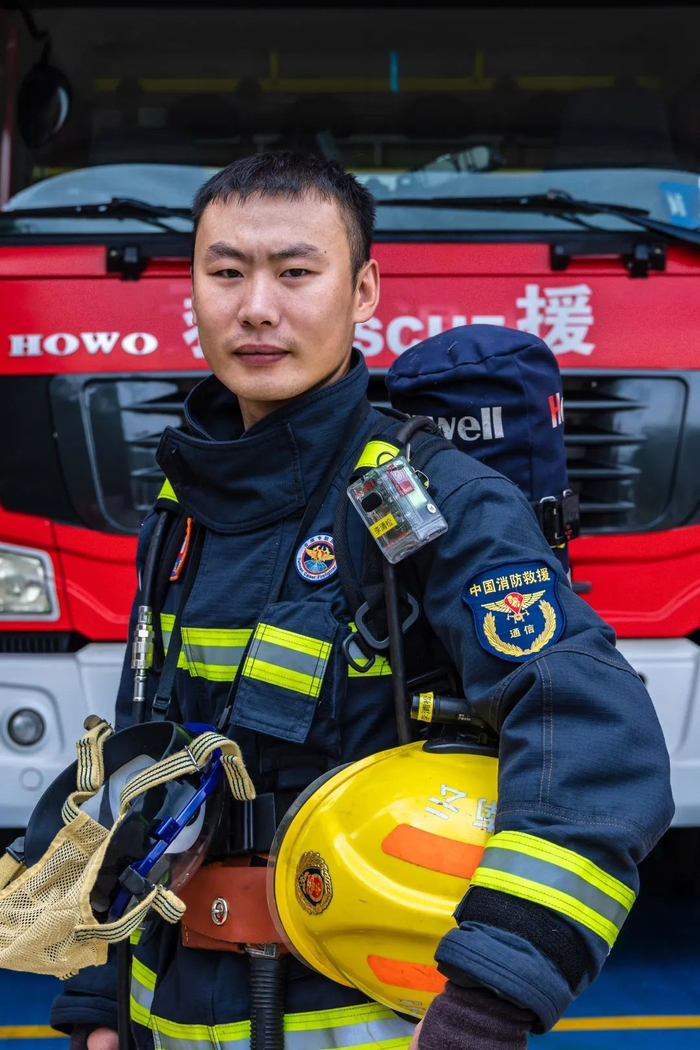 李清松:那一跳,凭的不是一腔孤勇|救援|消防|工人_新浪新闻