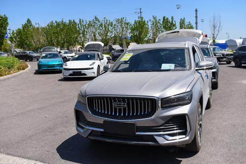 ▲新疆霍尔果斯外贸商品车出口量持续攀升。图为国产商品车排队进入新疆霍尔果斯海关车辆进出境查验场。图/新华社