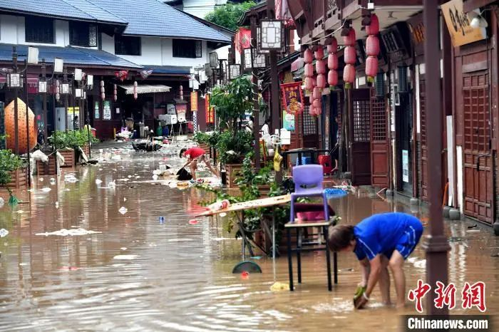 9月5日，受台风“海葵”影响，福州市闽侯县南屿镇双龙村受灾严重。　中新社记者 吕明 摄