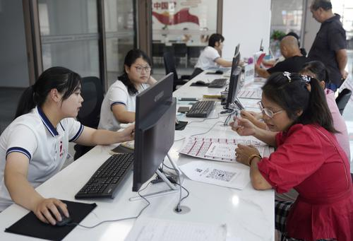 ▲浙江金华建设零工市场，促进灵活就业。图为求职者在浙江省金华市婺城区零工服务中心内登记信息。图/新华社